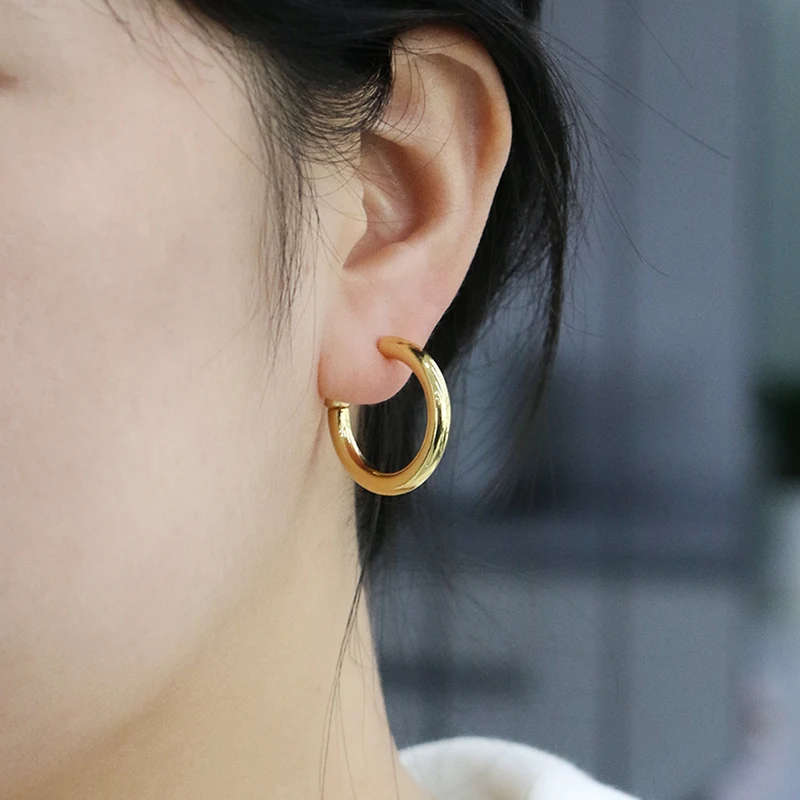 Orecchini in ottone placcati in oro a forma di C