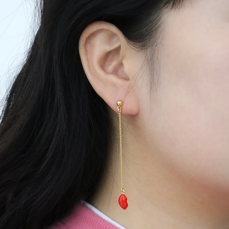 Orecchini penzolanti con lunghi cuori di smalto rosso e gocce per labbra