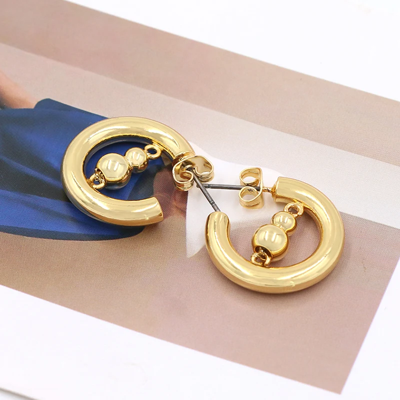Orecchini in ottone a forma di C oro