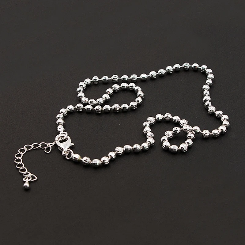 Una semplice collana a catena sfaccettata